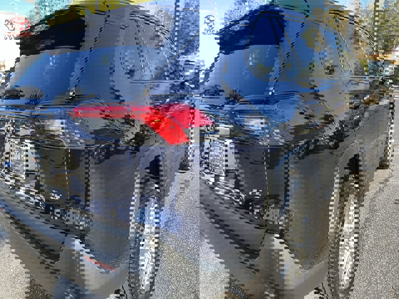 Used 2021 Toyota RAV4 XLE Premium image 10