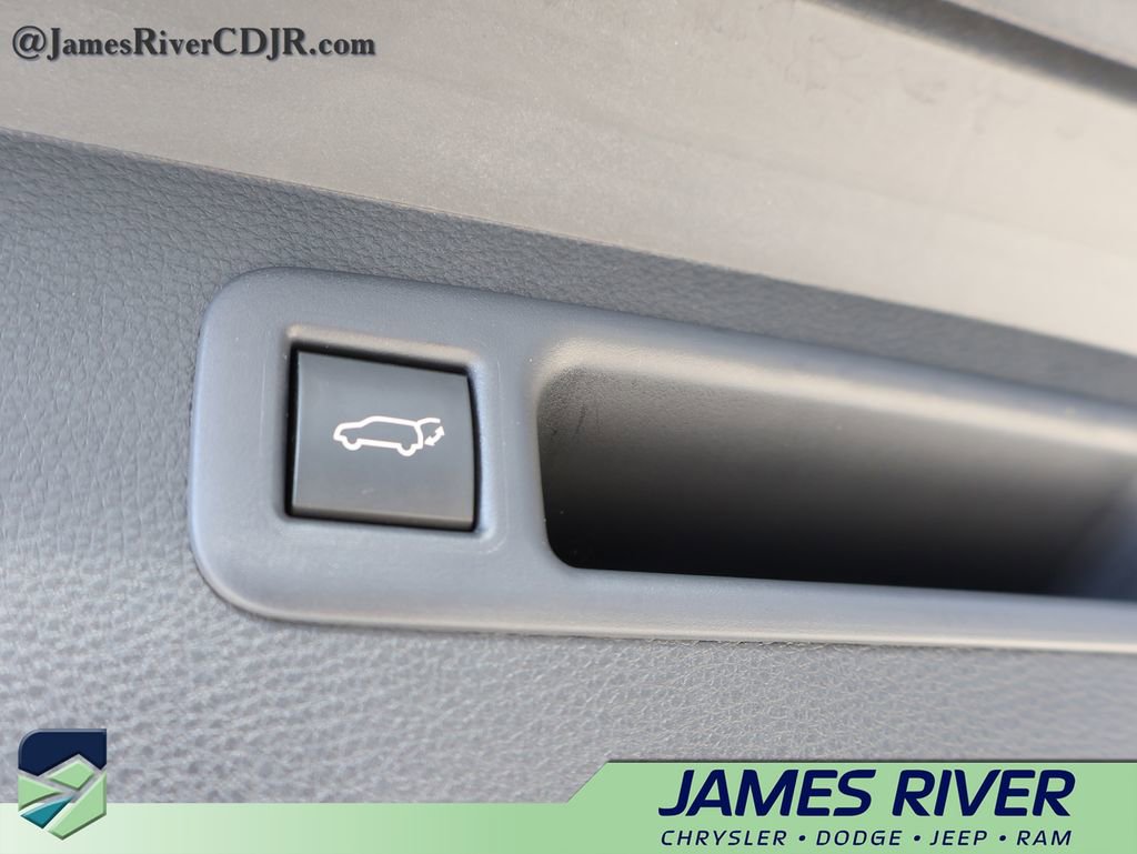 Used 2025 Toyota Highlander XLE image 17