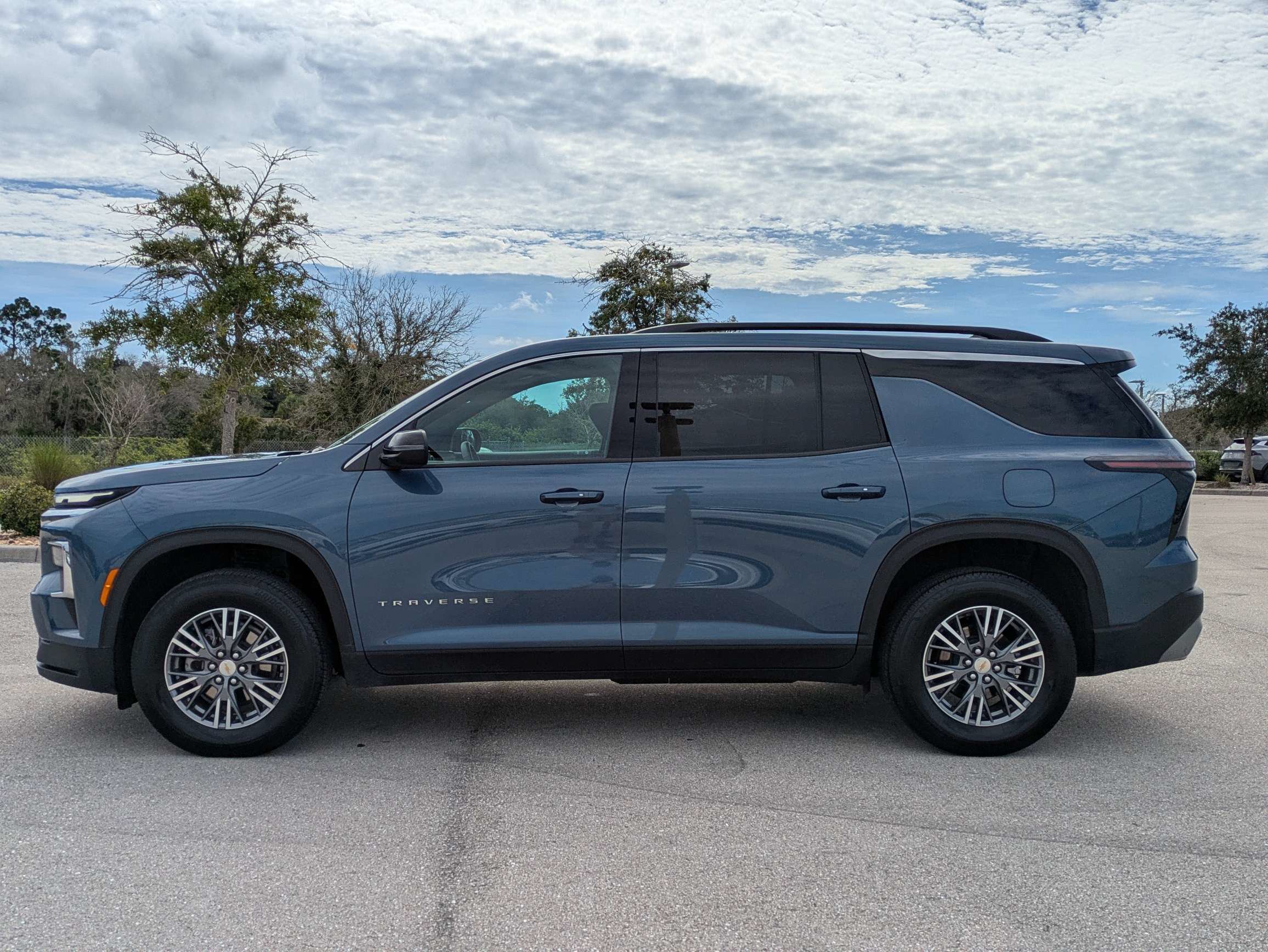 Used 2025 Chevrolet Traverse LT FWD image 7