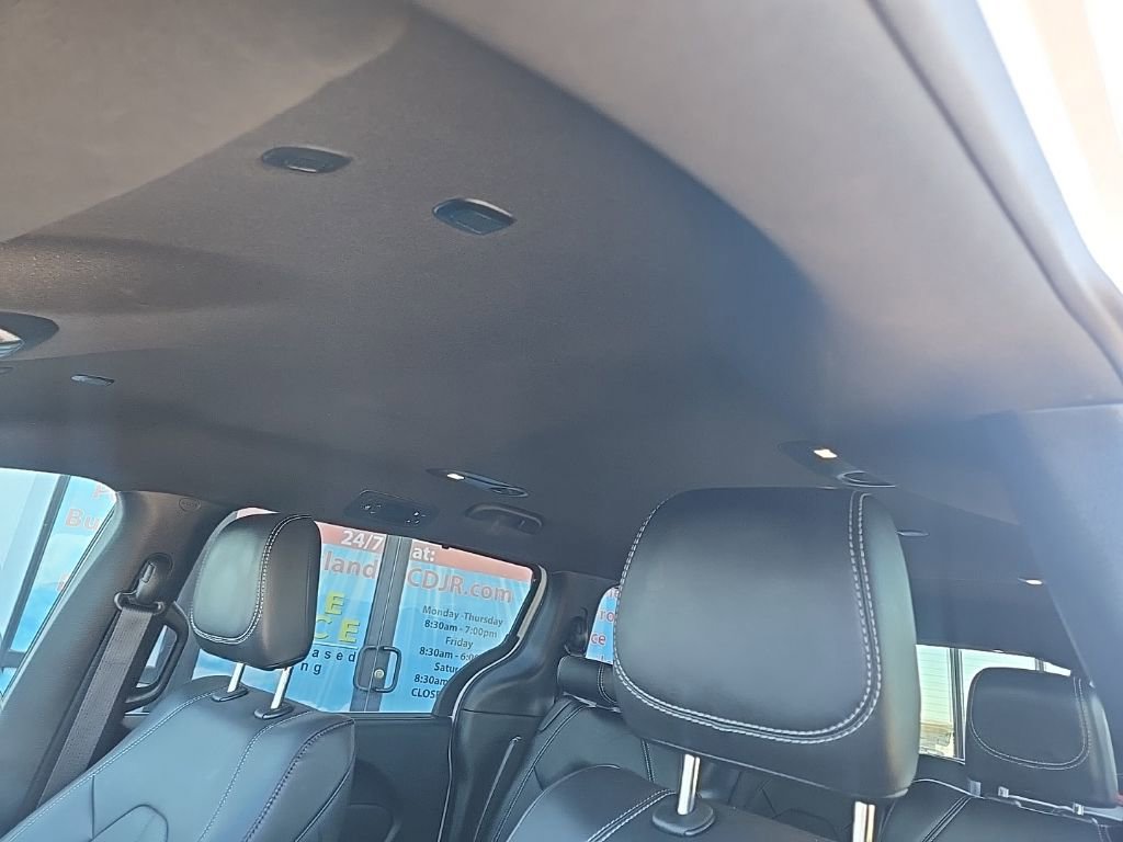 Used 2025 Chrysler Pacifica Select image 36