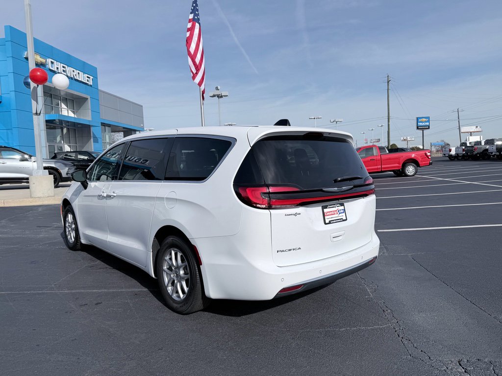 Used 2024 Chrysler Pacifica Touring-L image 7