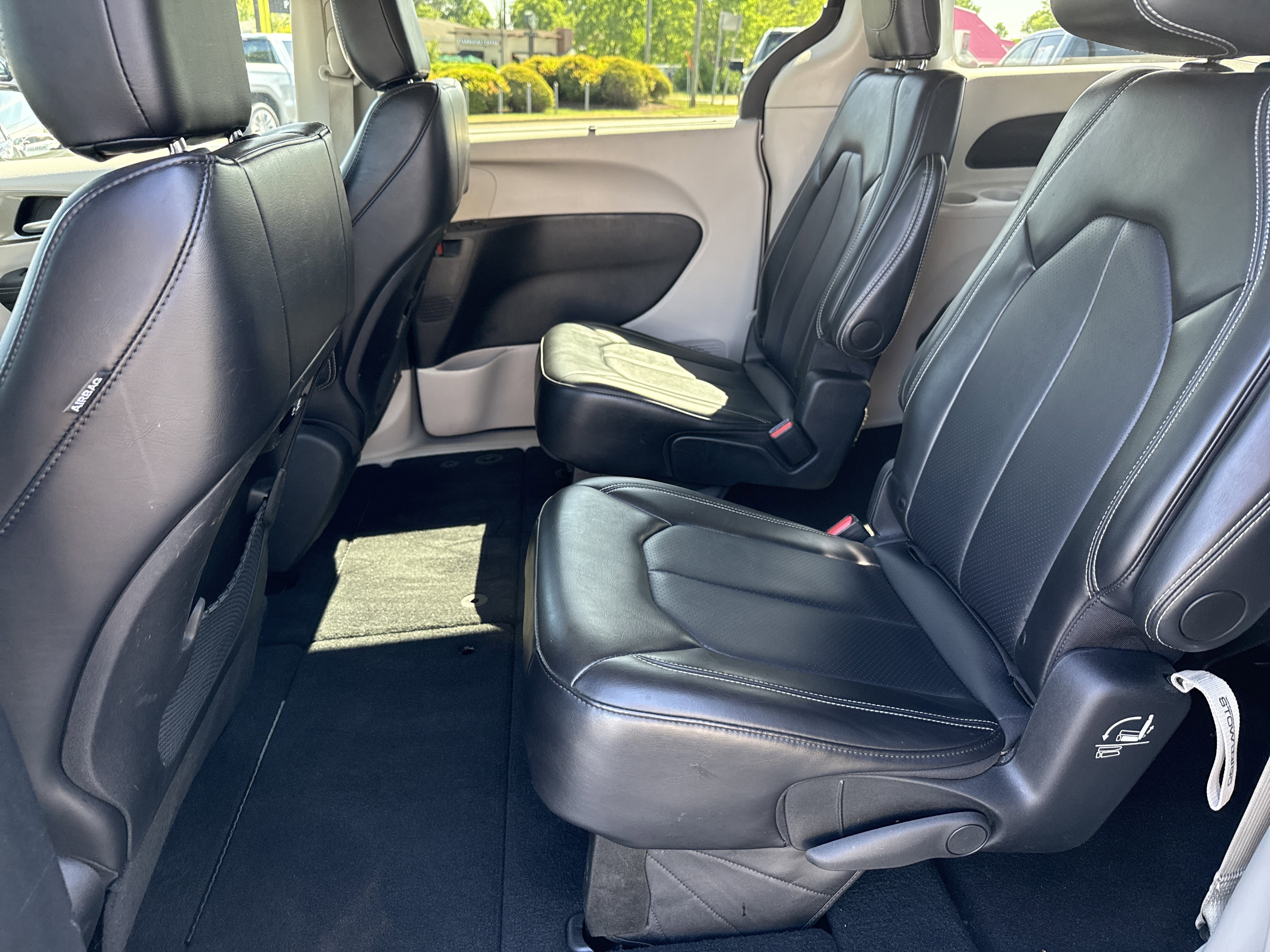 Used 2024 Chrysler Pacifica Touring-L FWD image 30