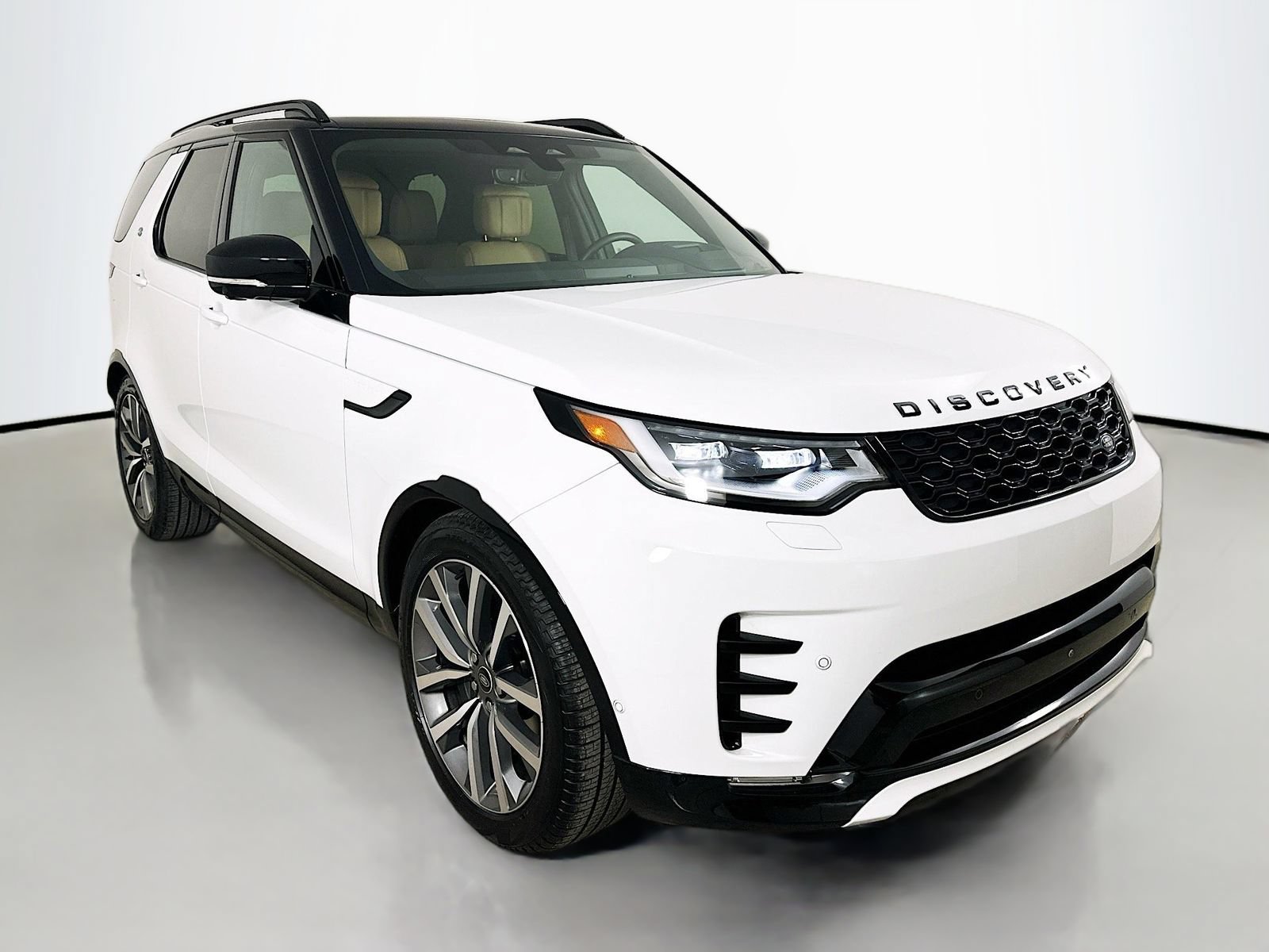 Used 2025 Land Rover Discovery Dynamic SE AWD/4WD image 3