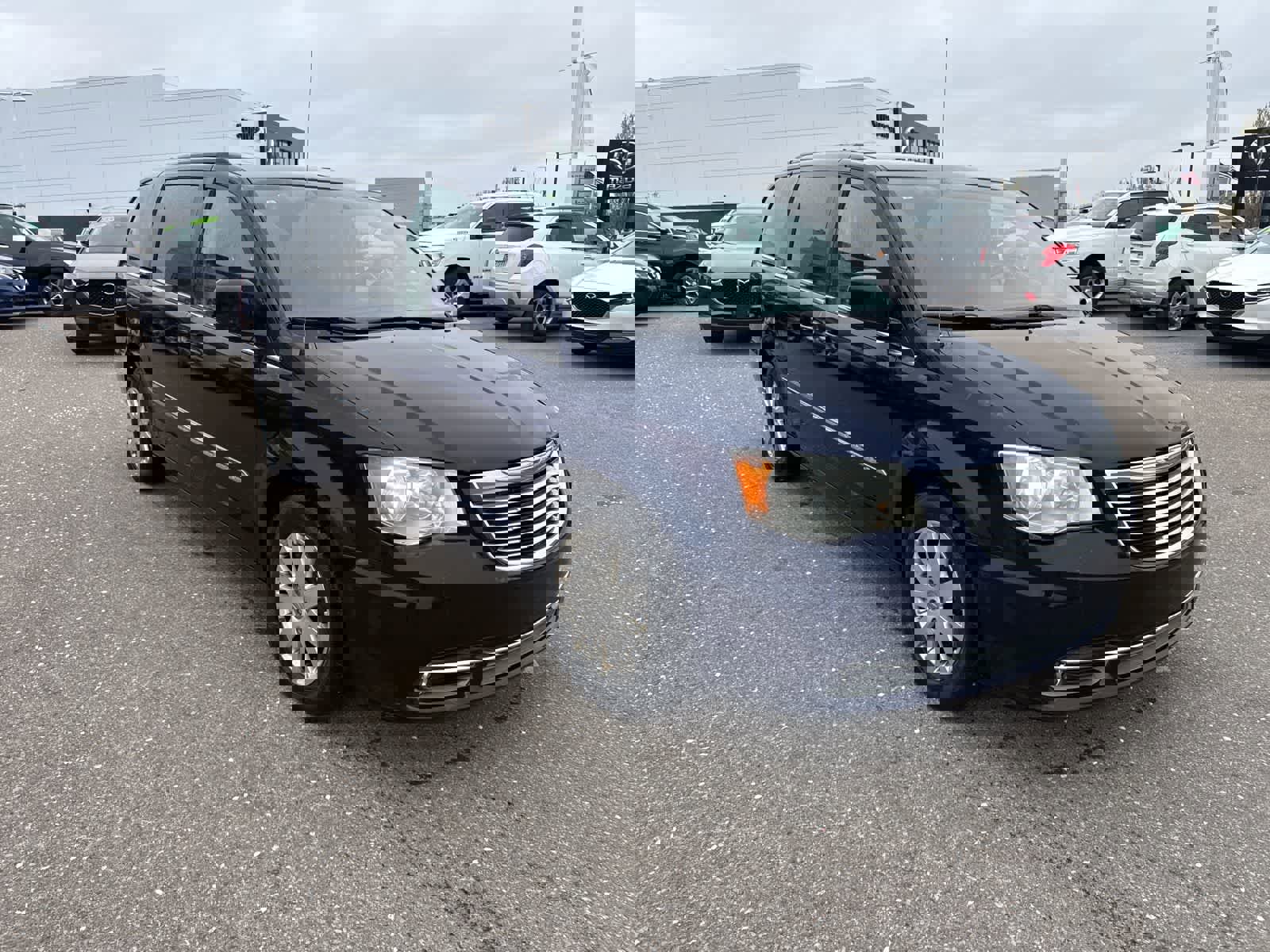 Used 2014 Chrysler Town & Country Touring FWD image 3