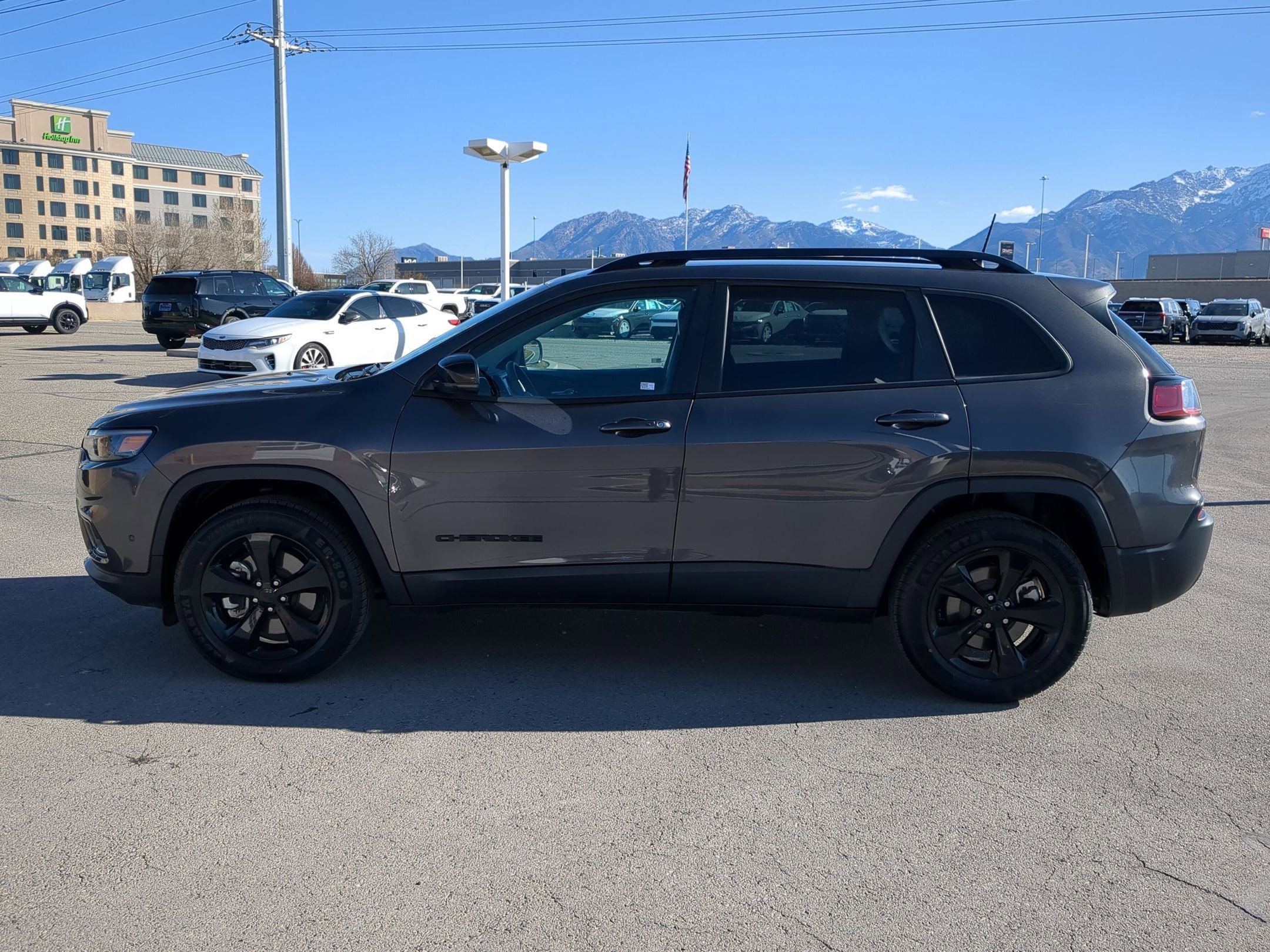 Used 2023 Jeep Cherokee Altitude Lux image 3