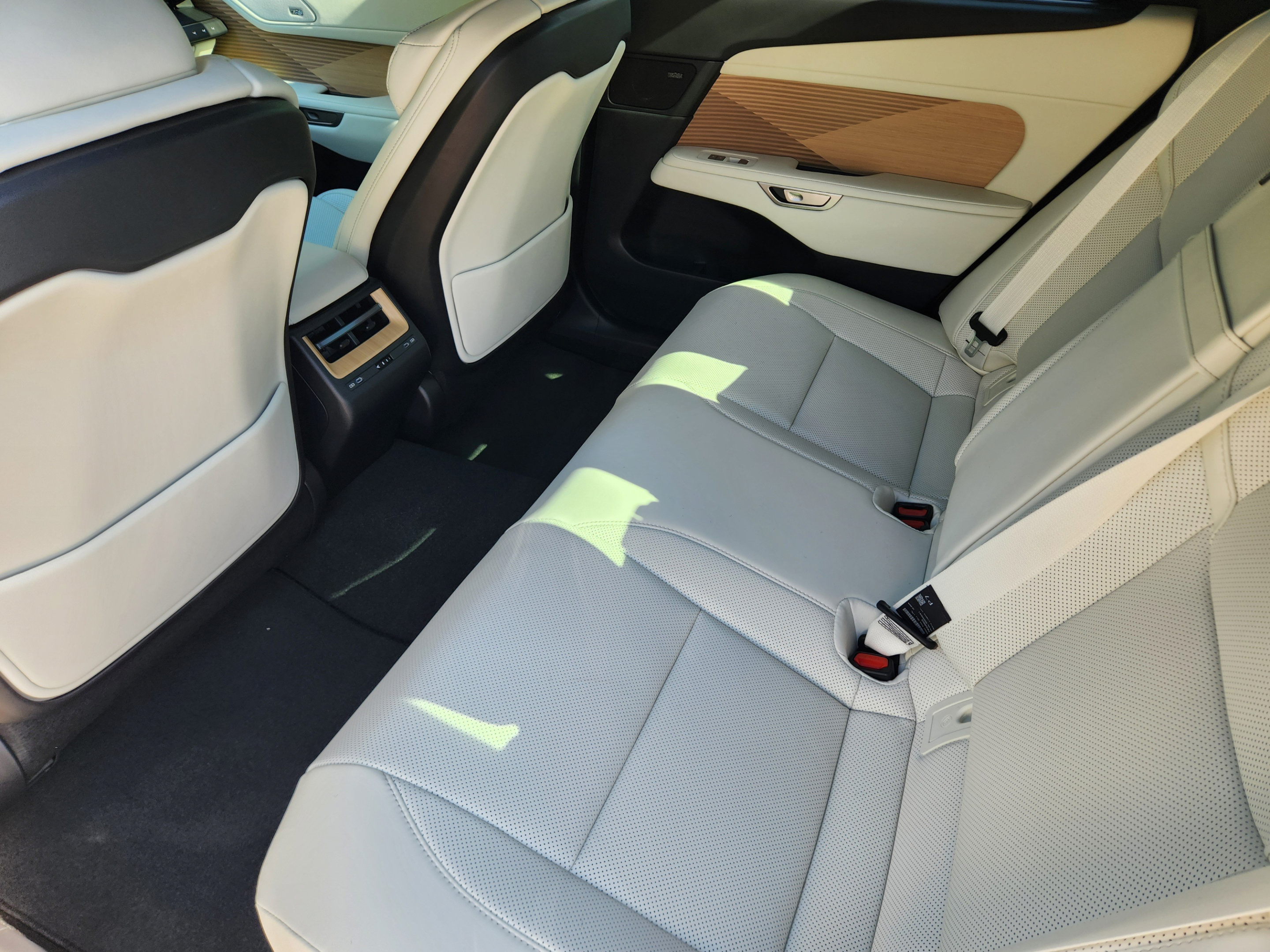 New 2026 Lexus ES 350e FWD image 18