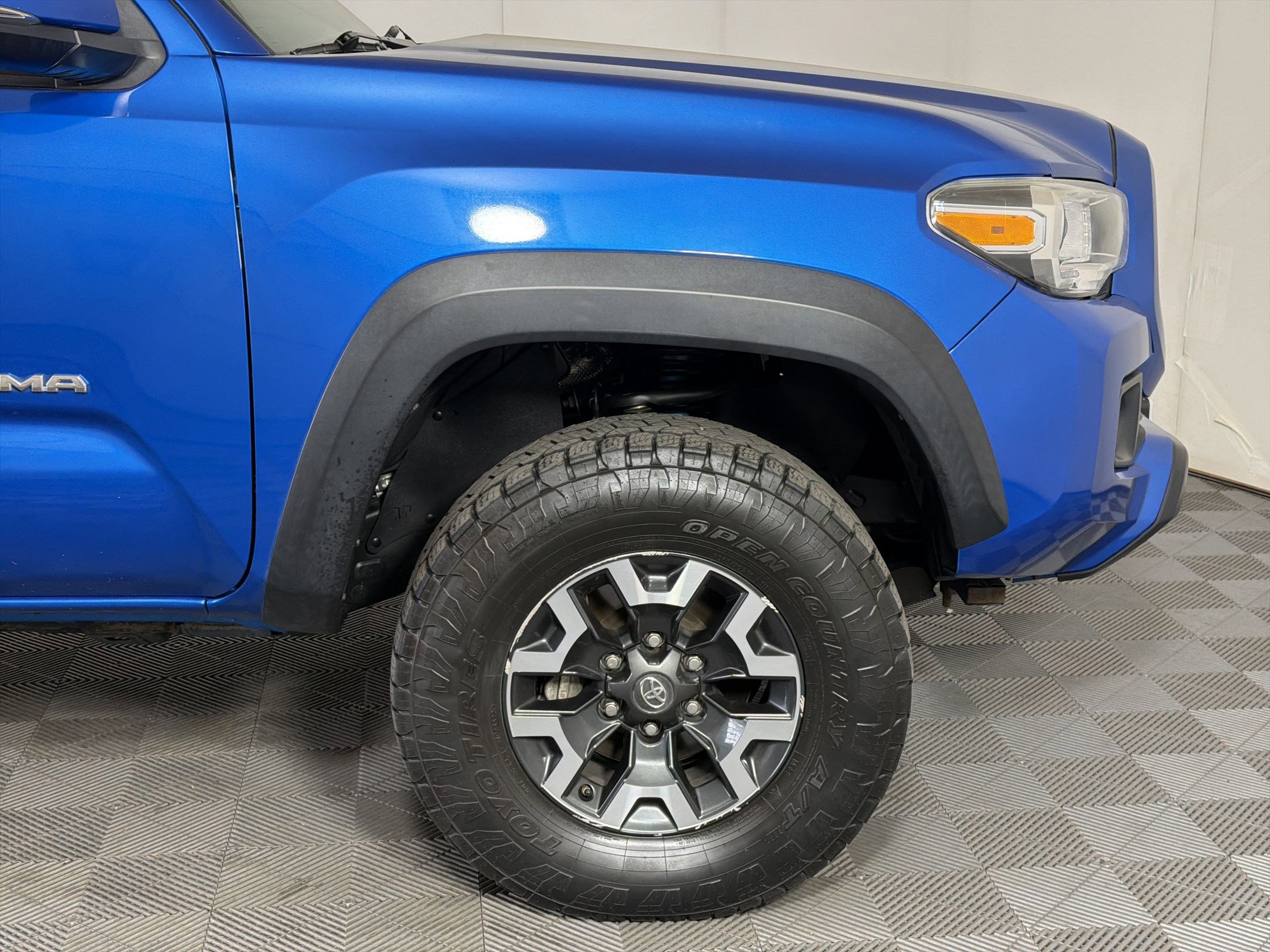 Used 2018 Toyota Tacoma TRD Off-Road w/ Technology Package AWD/4WD image 12