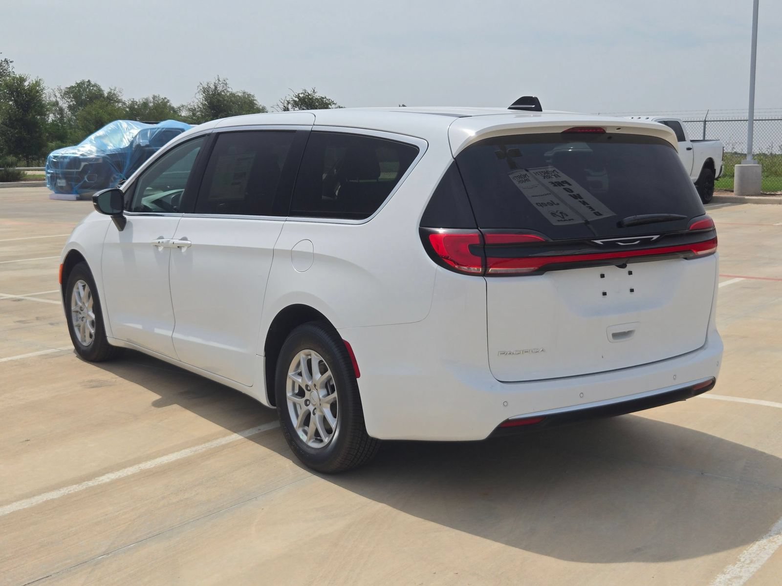 New 2027 Chrysler Pacifica Select FWD image 5