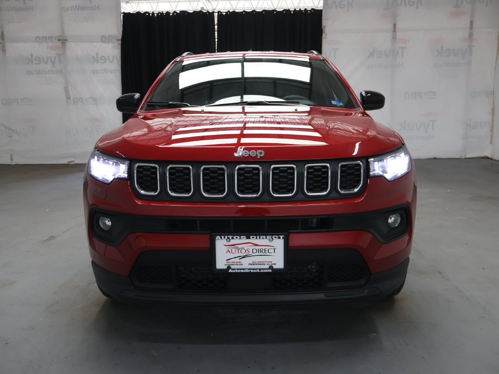 Used 2025 Jeep Compass Latitude AWD/4WD image 2