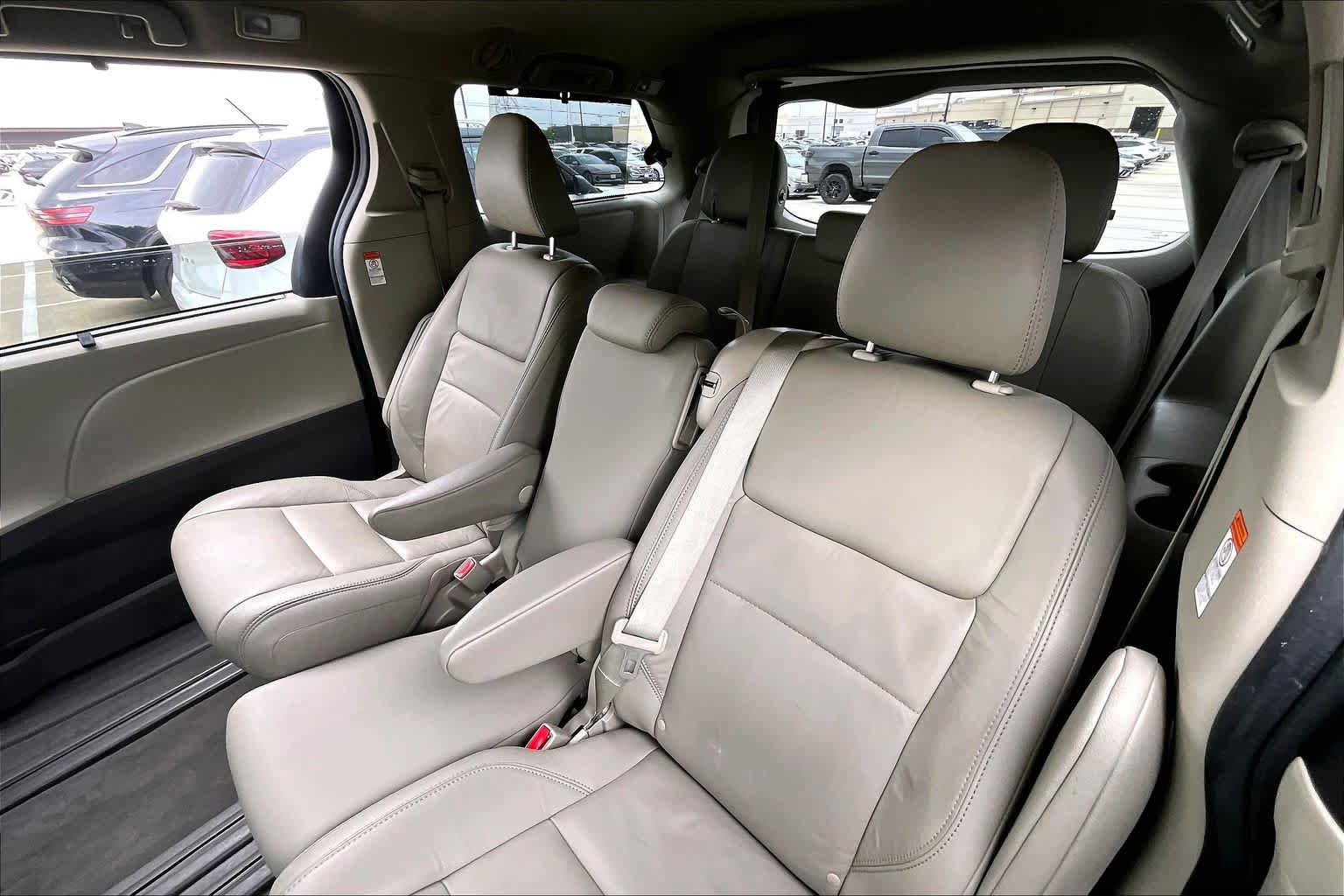 Used 2020 Toyota Sienna XLE Premium FWD image 20