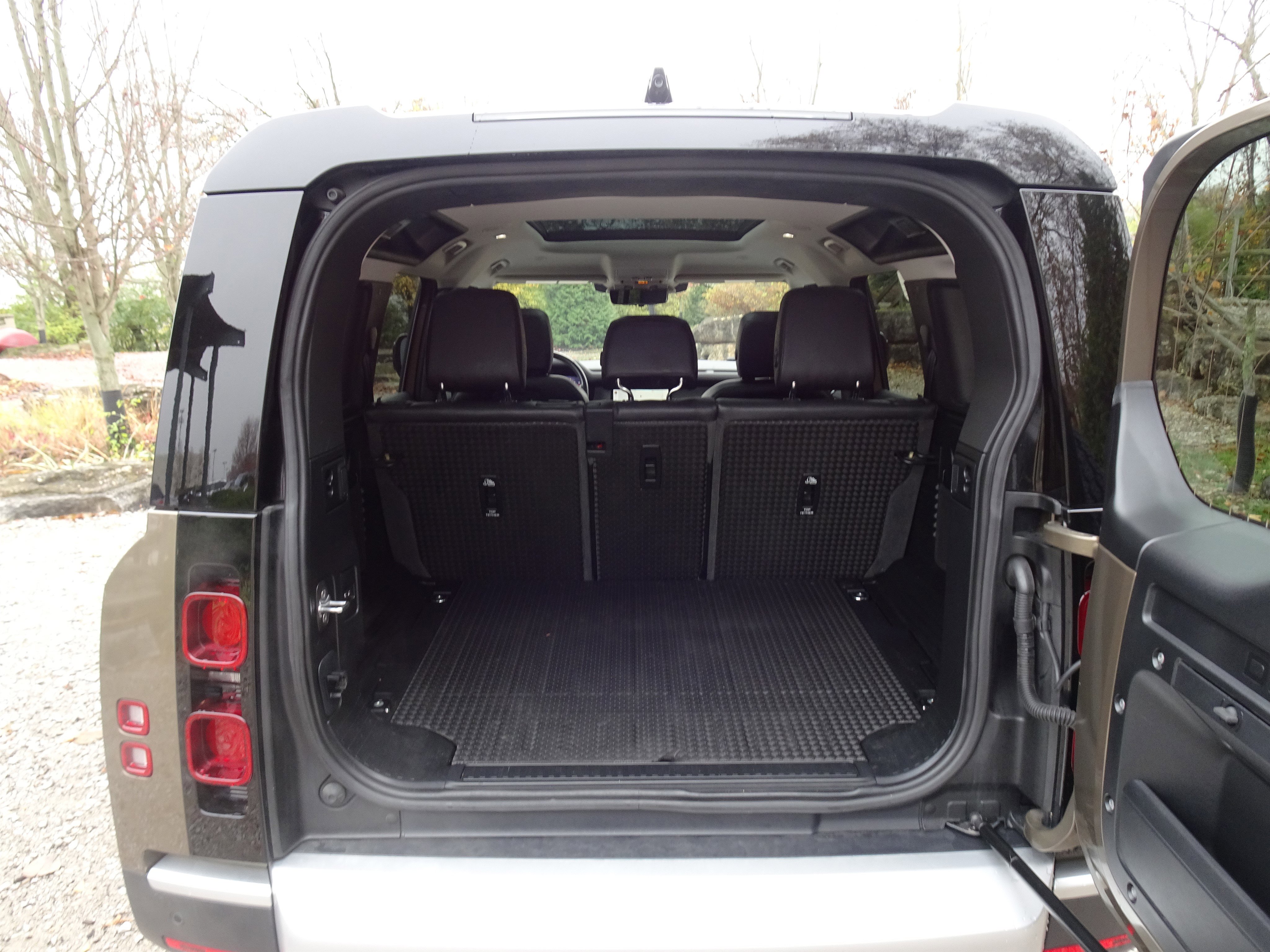 Used 2020 Land Rover Defender 110 First Edition image 22