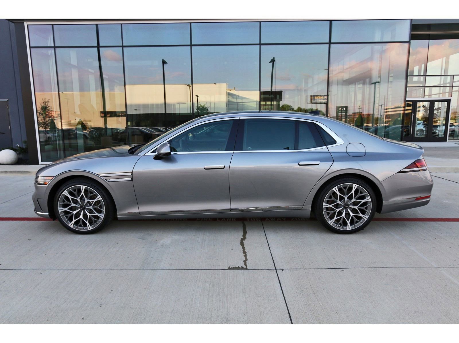 Used 2025 Genesis G90 3.5T image 5