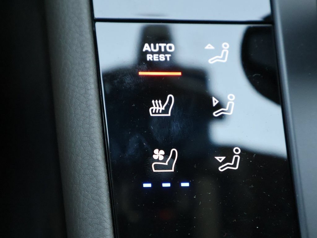 Certified 2025 Porsche Macan AWD/4WD image 25