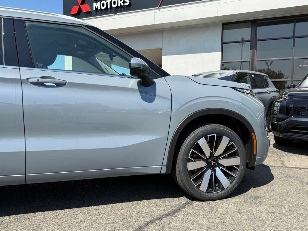 New 2026 Mitsubishi Outlander SEL FWD image 16