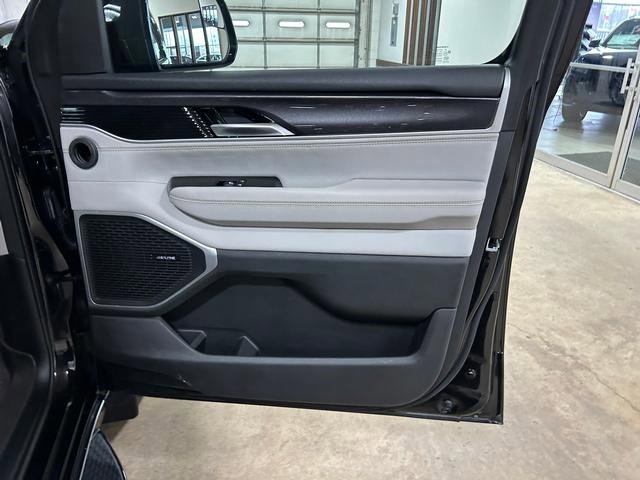 Used 2024 Jeep Wagoneer L 4WD w/ Premium Group I image 25