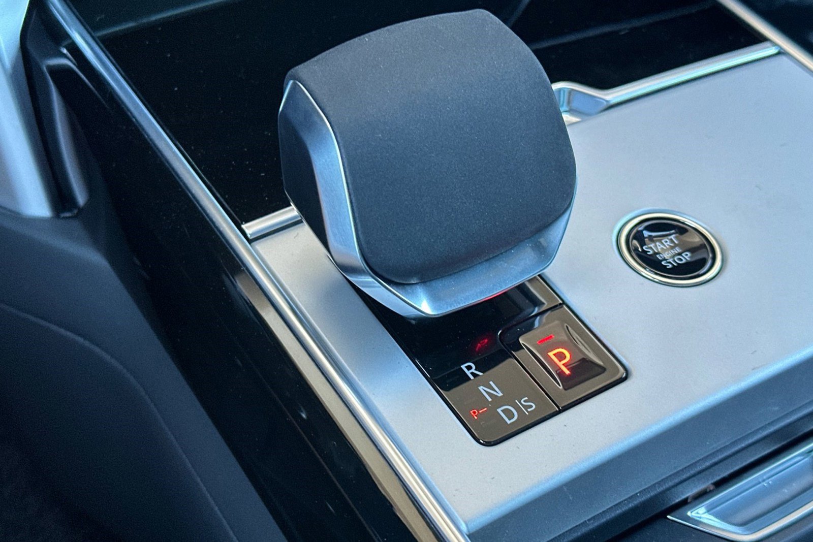 New 2026 Land Rover Range Rover Long Wheelbase SE image 21