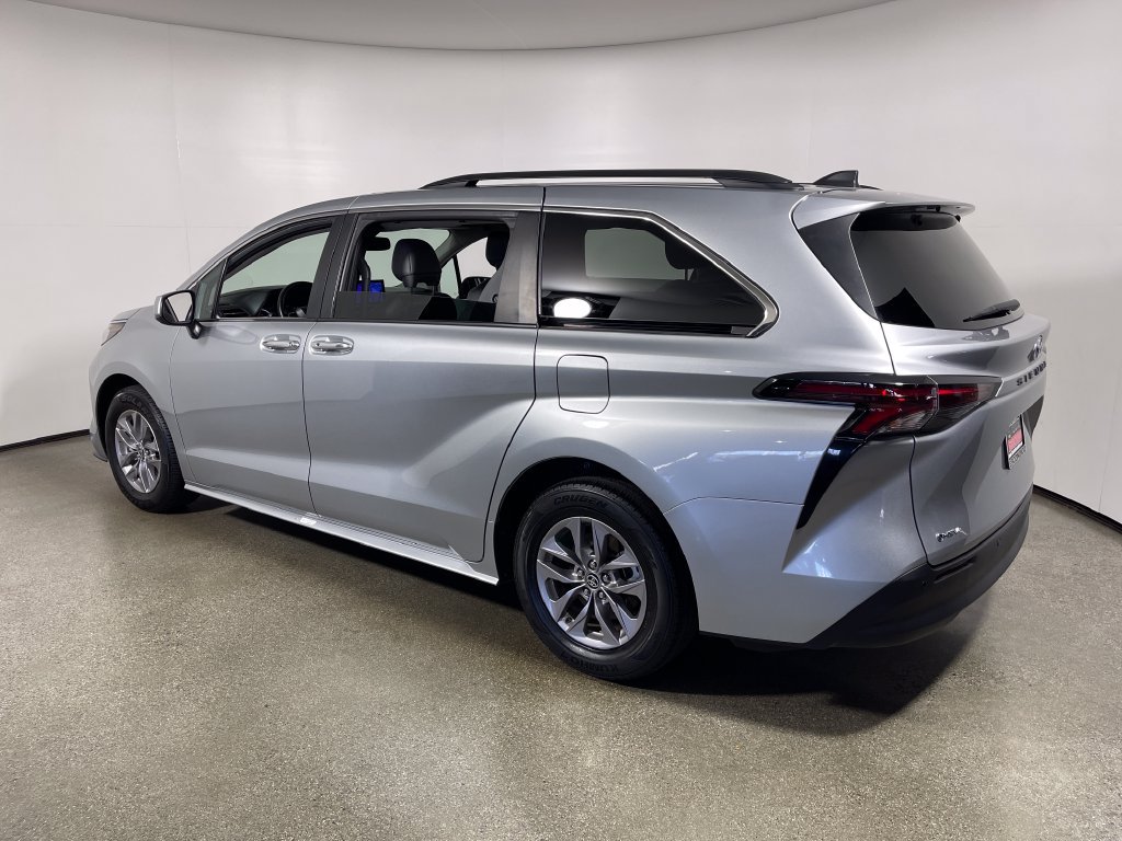 Certified 2025 Toyota Sienna XLE FWD image 5