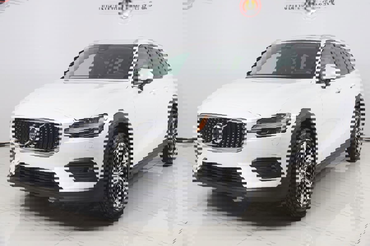 Used 2024 Volvo V60 B5 Cross Country Plus image 5