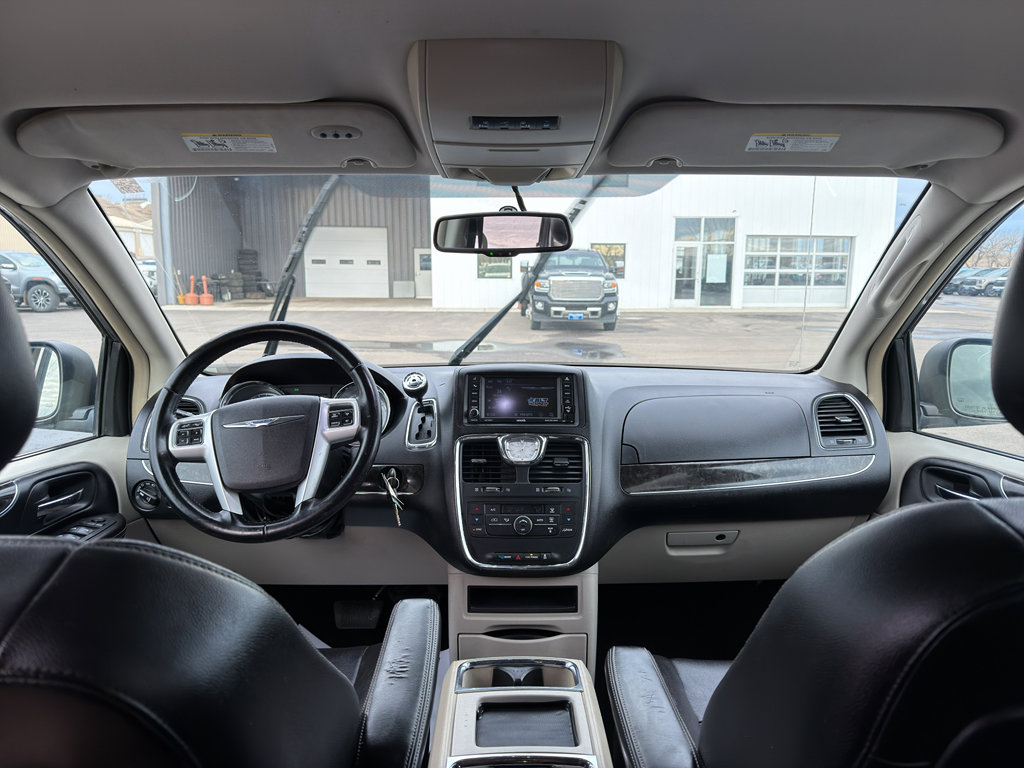 Used 2014 Chrysler Town & Country Touring image 20
