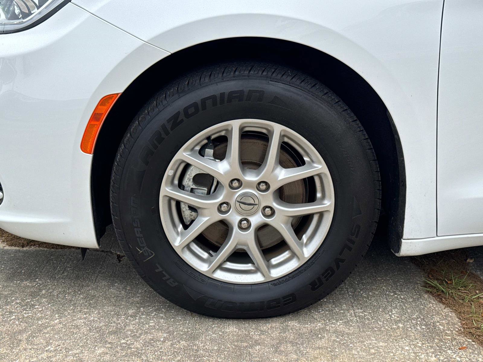 Certified 2023 Chrysler Pacifica Touring-L image 10