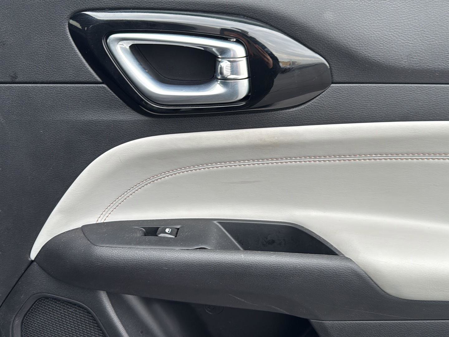 Used 2025 Jeep Compass Limited image 23