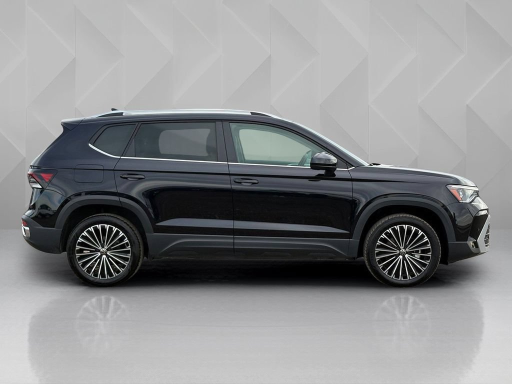 Used 2025 Volkswagen Taos SE FWD image 4