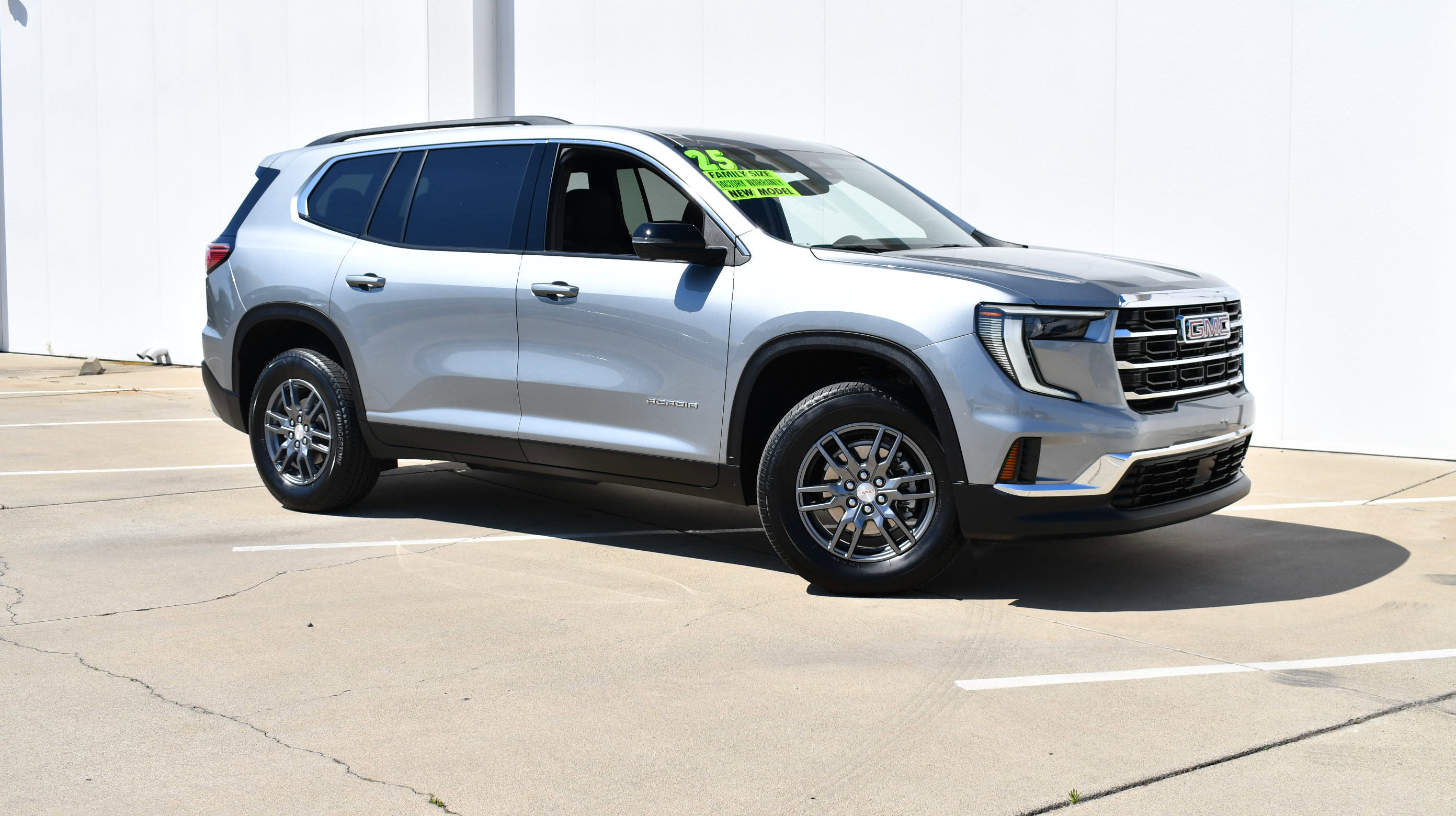 Used 2025 GMC Acadia Elevation FWD image 2