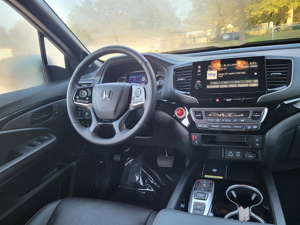 Certified 2025 Honda Passport Black Edition image 17