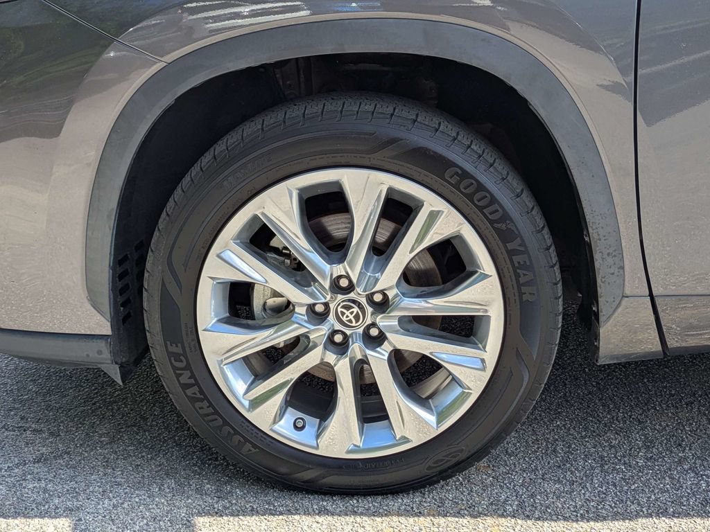 Used 2021 Toyota Highlander Limited FWD image 12