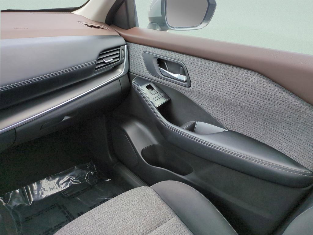 Certified 2023 Nissan Rogue SV image 24