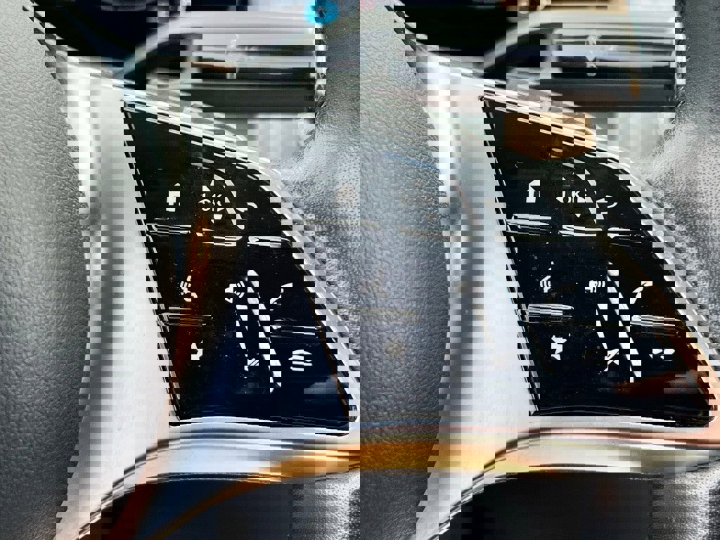 Used 2024 Mercedes-Benz GLC 300 4MATIC image 15