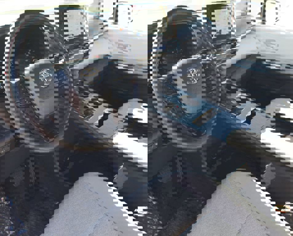 Used 2025 Toyota Sienna LE image 13