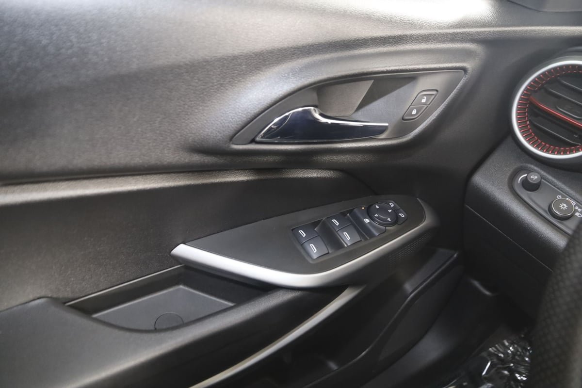 Used 2024 Chevrolet Trax RS FWD image 27