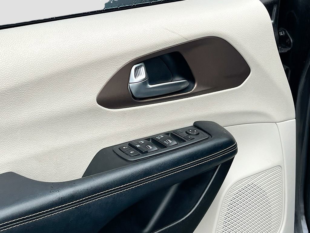 Certified 2020 Chrysler Voyager Lxi image 17