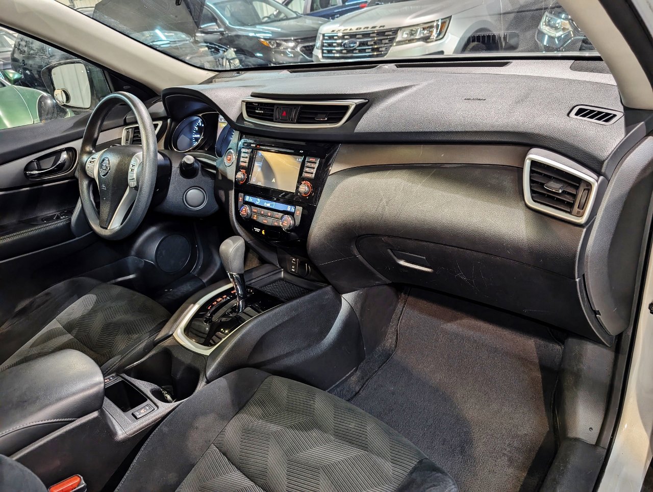 Used 2015 Nissan Rogue SV w/ SV Premium Package image 32