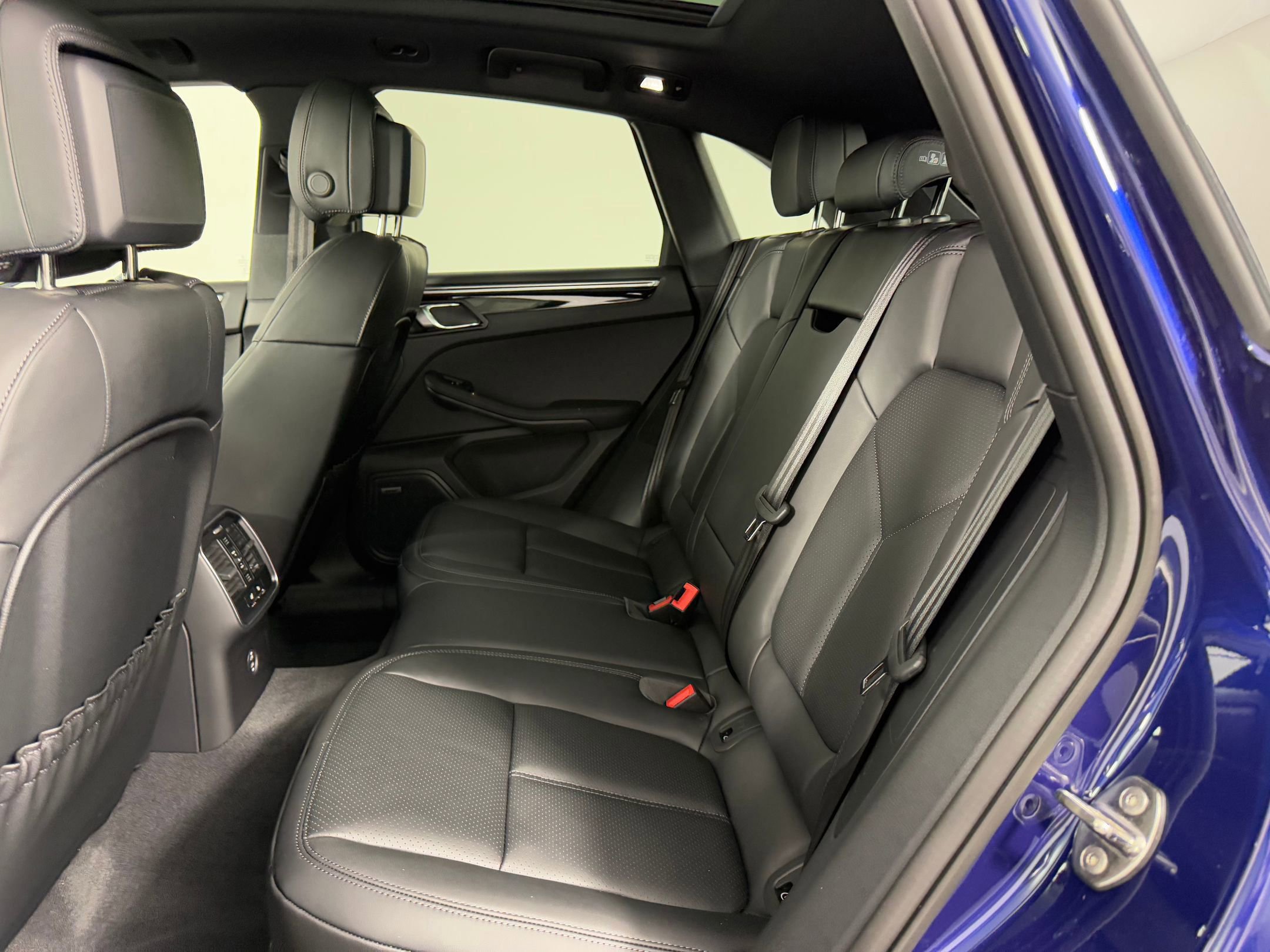 Certified 2026 Porsche Macan AWD/4WD image 16