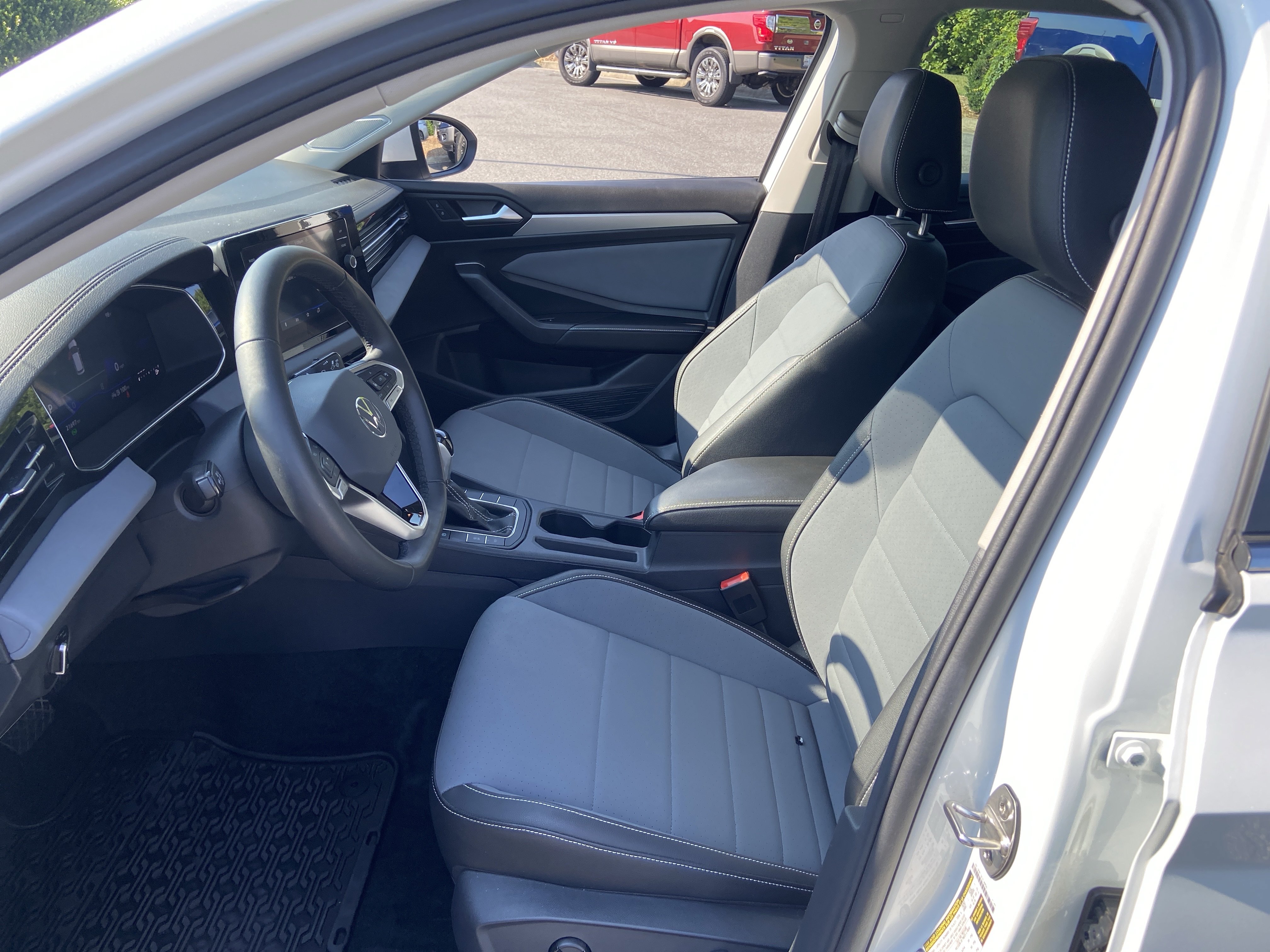 Used 2025 Volkswagen Jetta SE FWD image 11