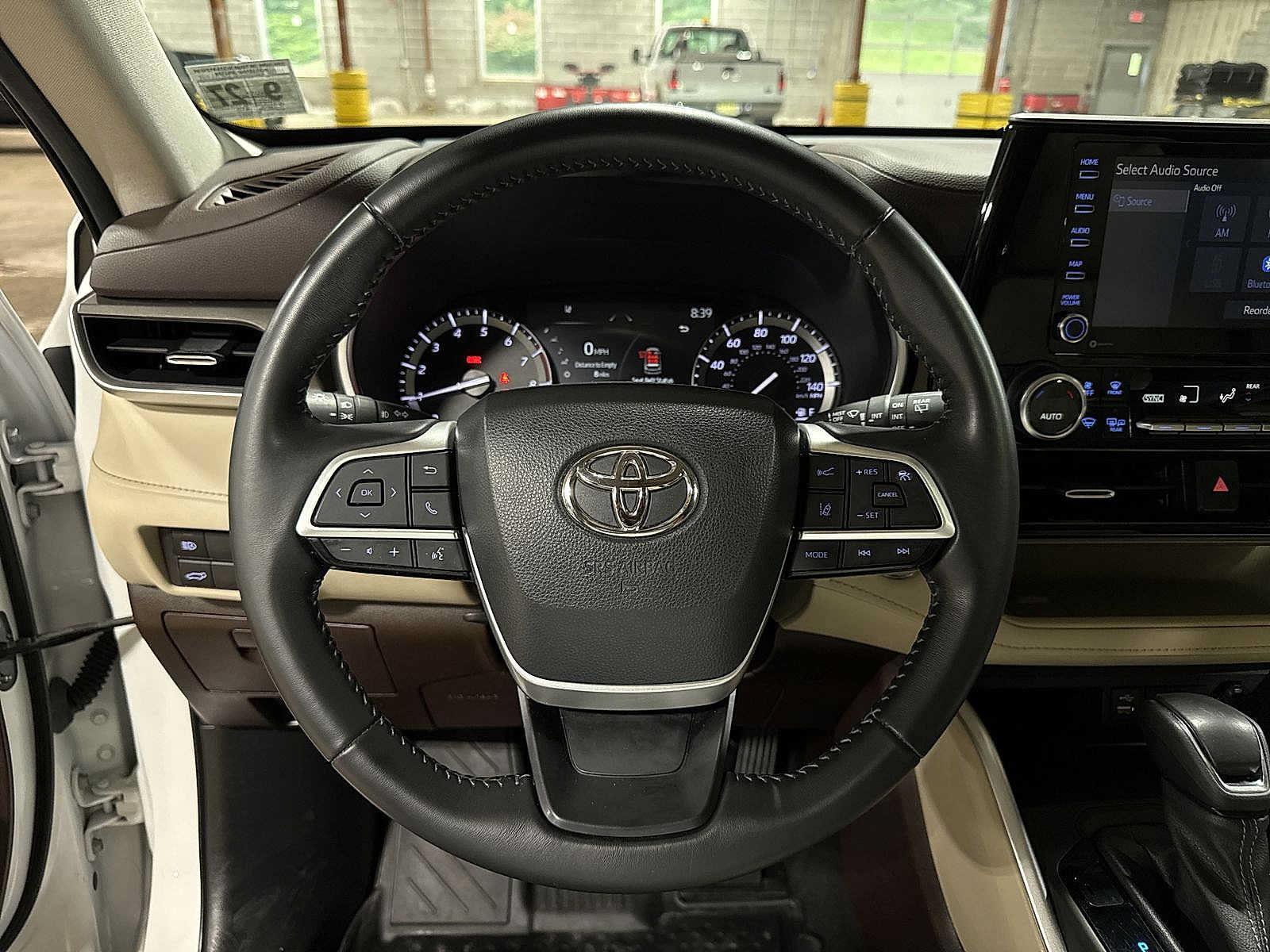 Used 2022 Toyota Highlander XLE AWD/4WD image 19