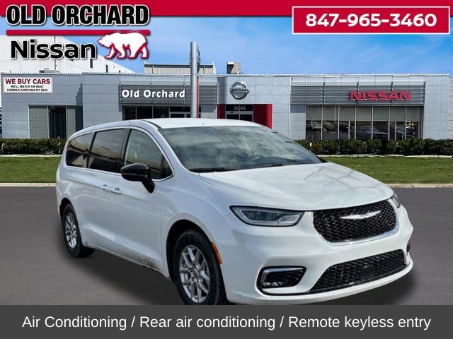 Used 2024 Chrysler Pacifica Touring image 5