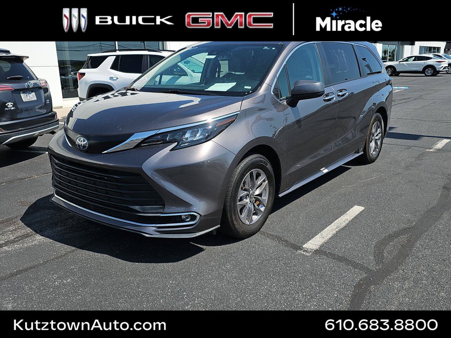 Used 2024 Toyota Sienna XLE FWD image 1