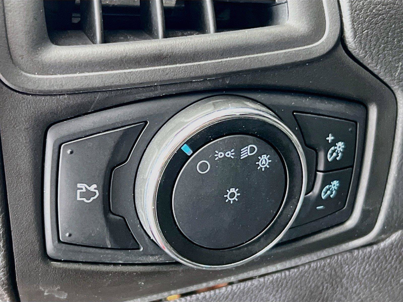 Used 2014 Ford Focus SE w/ SE Winter Package FWD image 13