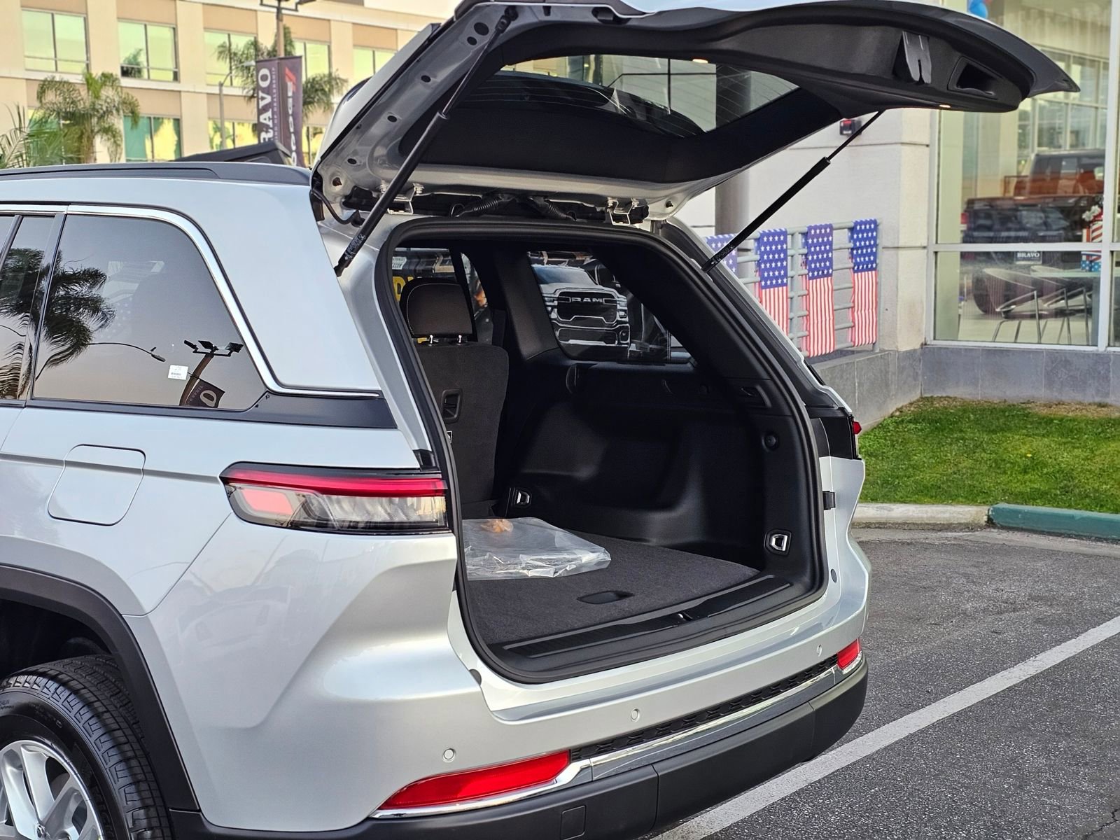 New 2026 Jeep Grand Cherokee Laredo RWD image 8