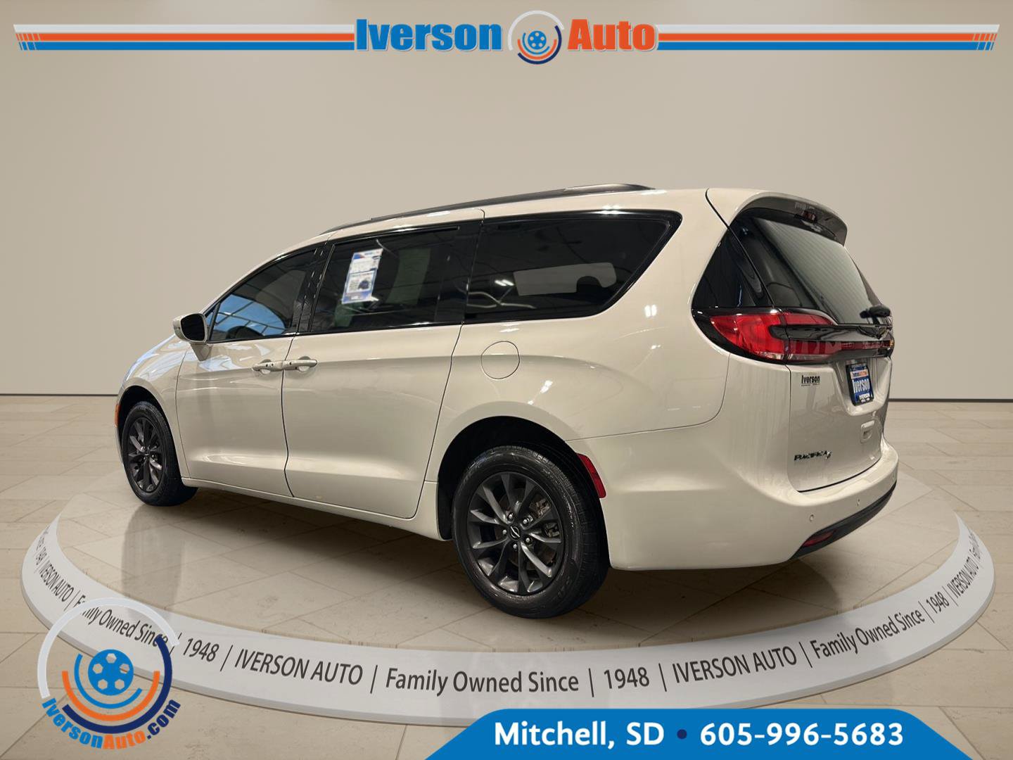 Used 2021 Chrysler Pacifica Touring-L w/ S Appearance Package AWD/4WD image 5
