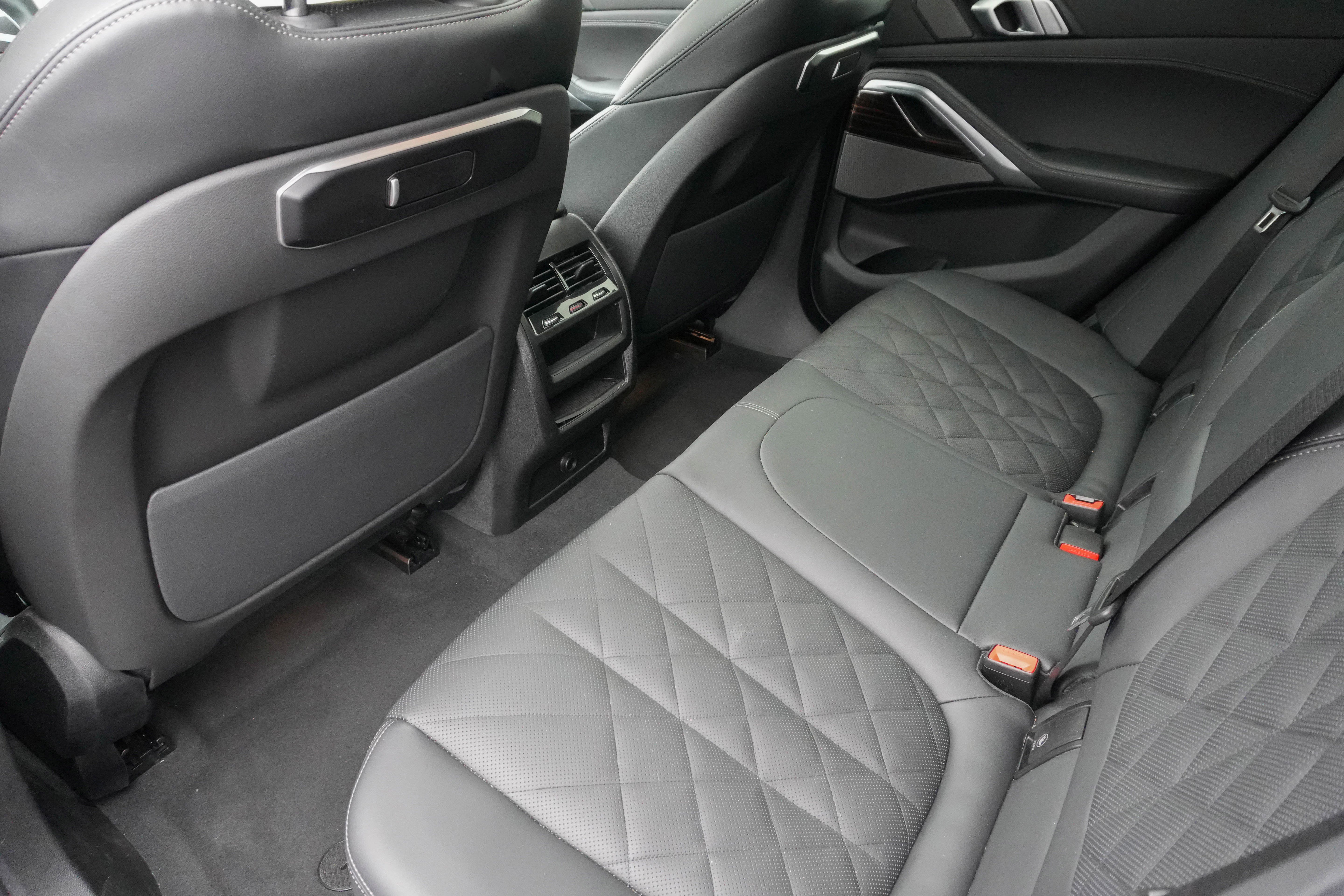 Certified 2025 BMW X6 xDrive40i AWD/4WD image 37