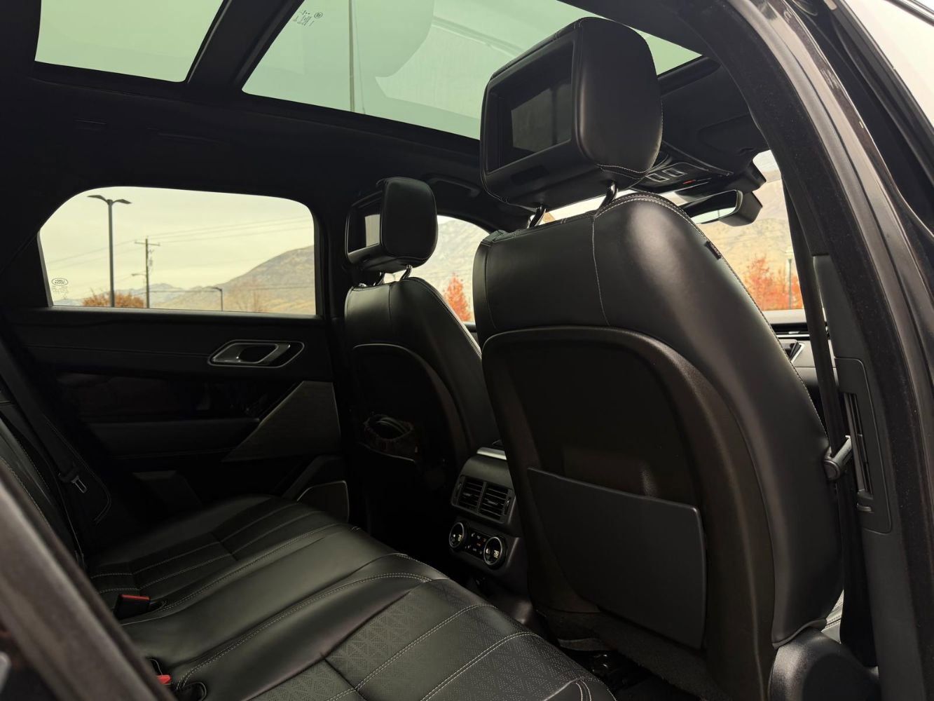 Used 2018 Land Rover Range Rover Velar R-Dynamic HSE image 34