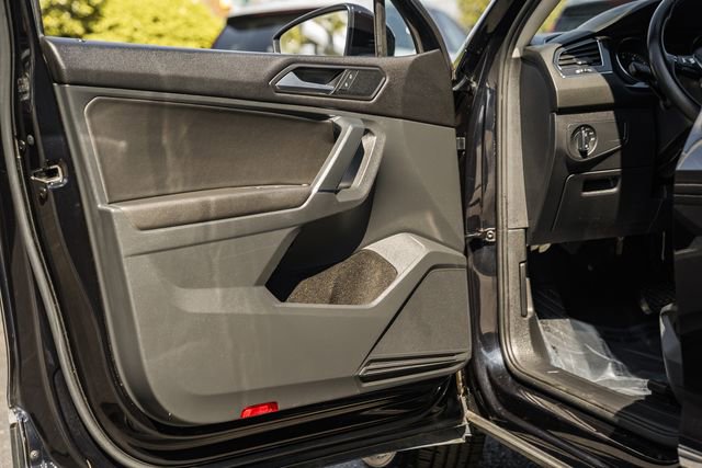 Used 2018 Volkswagen Tiguan SE image 34