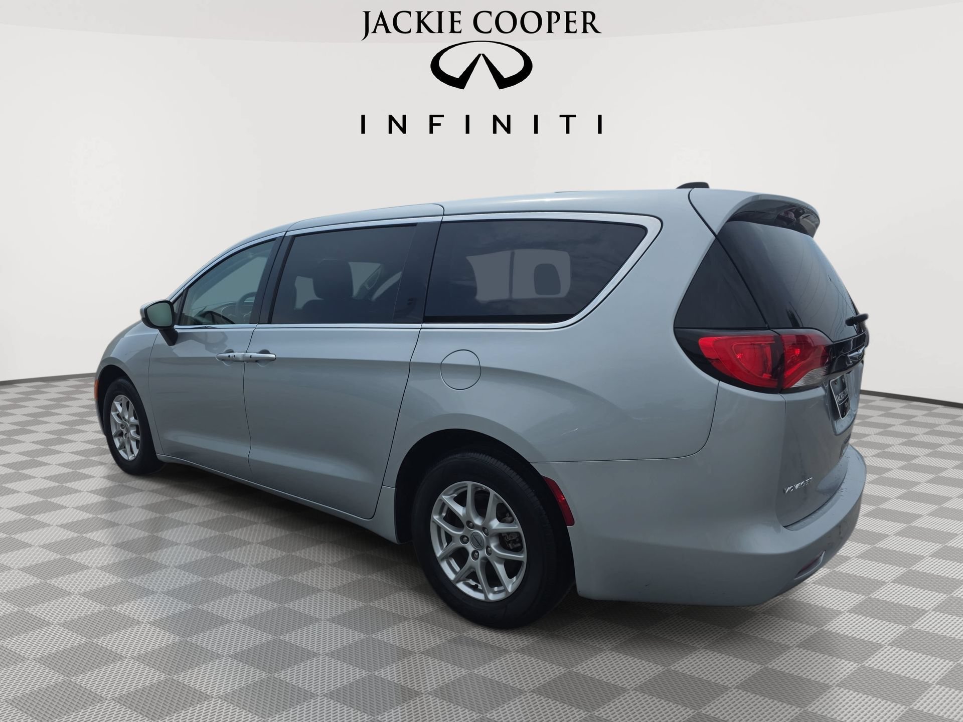 Used 2023 Chrysler Voyager LX FWD image 7