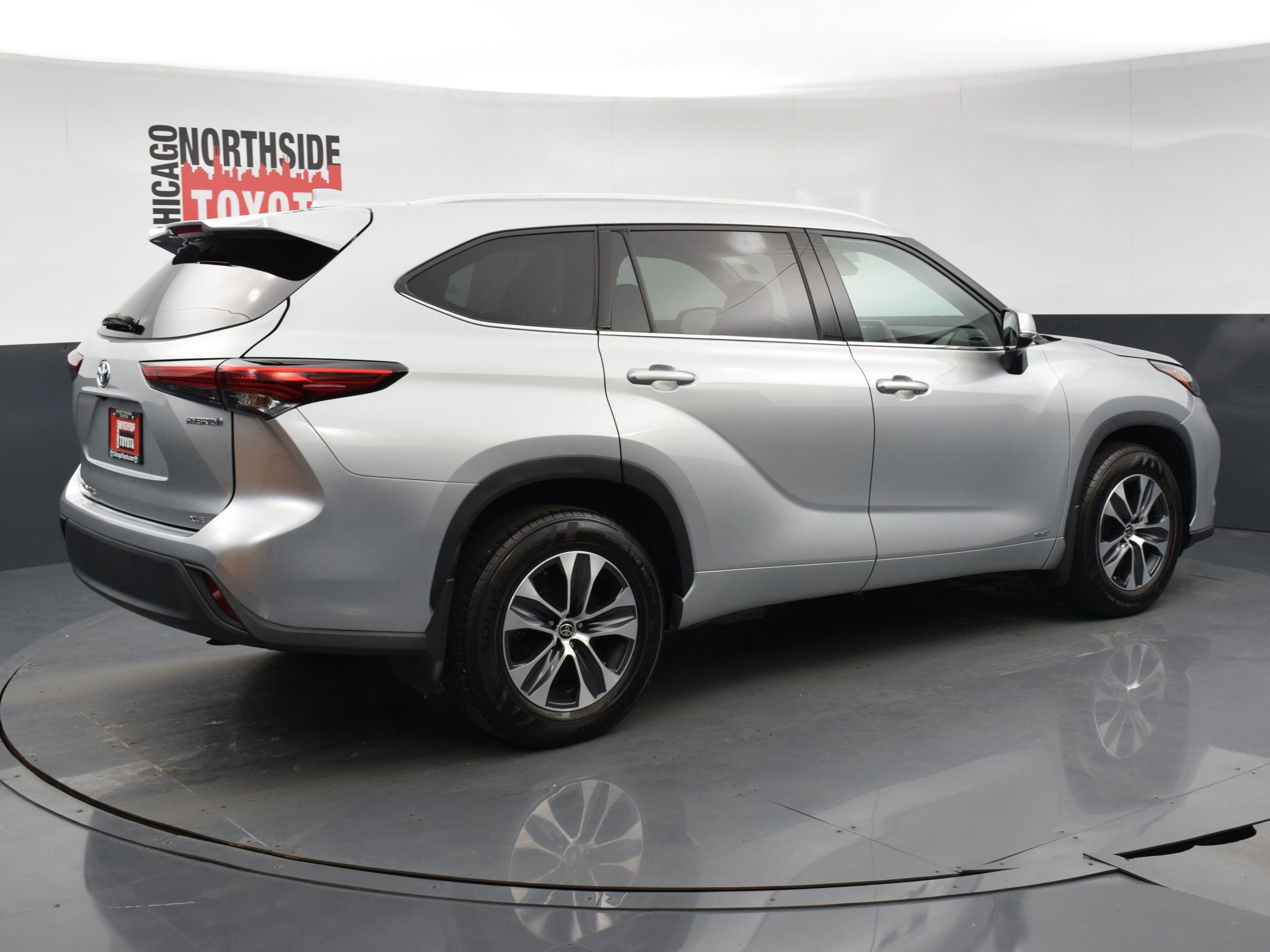 Used 2022 Toyota Highlander XLE AWD/4WD image 4