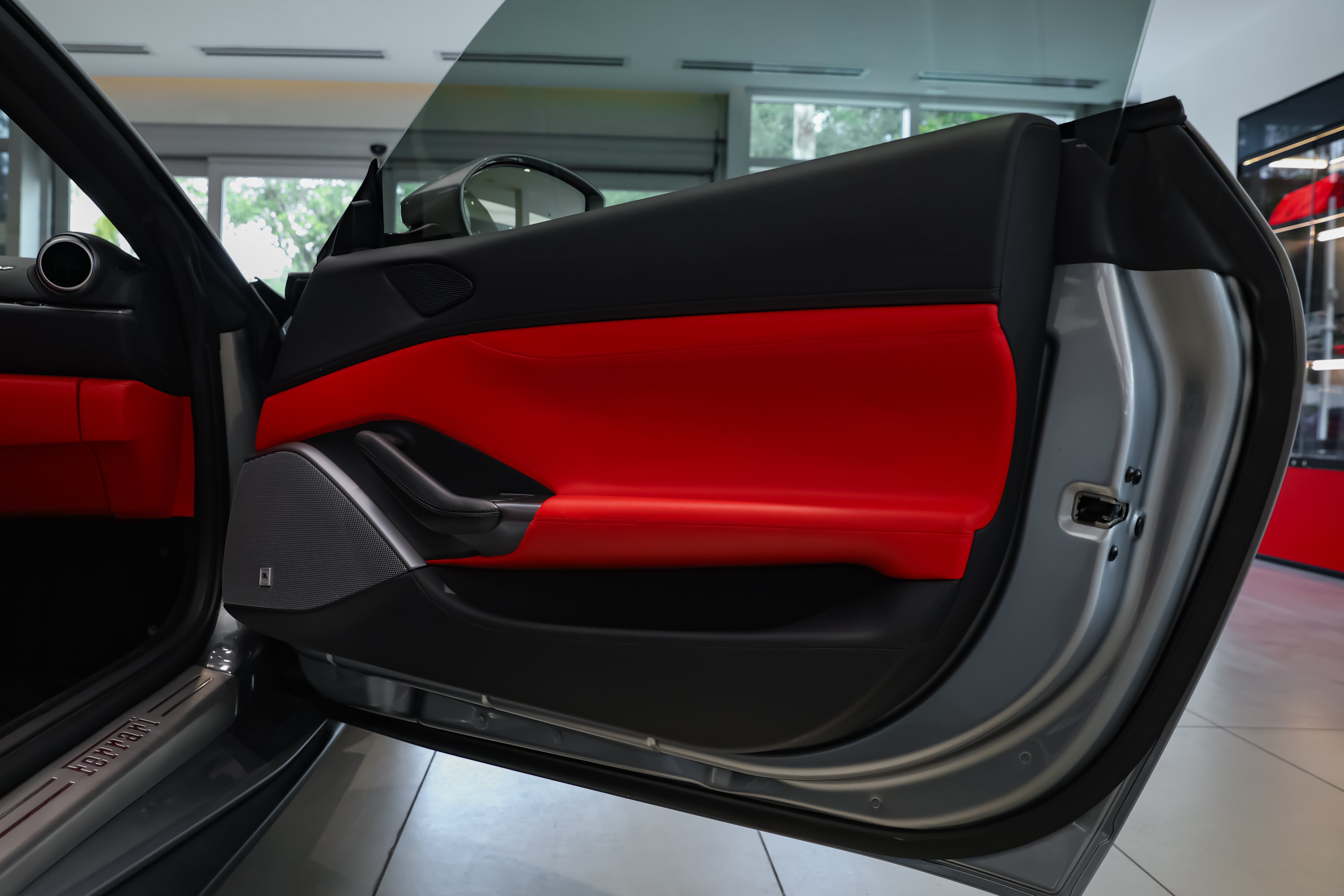 Used 2019 Ferrari Portofino RWD image 35