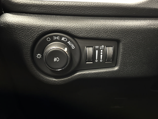 New 2026 Chrysler Pacifica Select AWD/4WD image 25